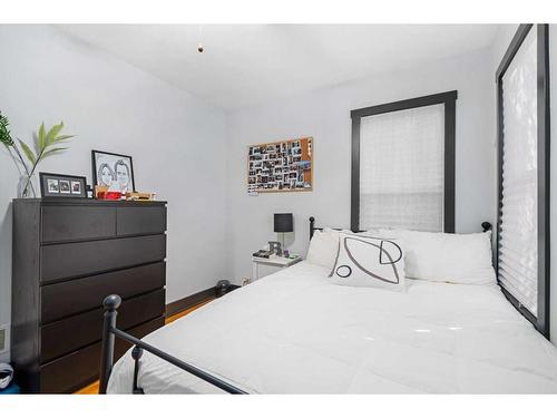 1613 Westmount Road Nw, Calgary, AB - Indoor Photo Showing Bedroom