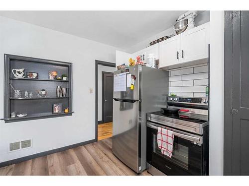1613 Westmount Road Nw, Calgary, AB - Indoor Photo Showing Kitchen