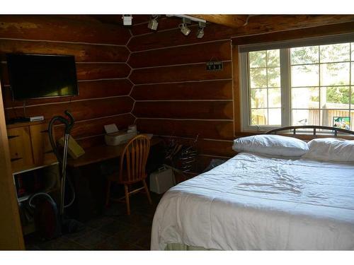 Township Road 400, Rural Lacombe County, AB - Indoor Photo Showing Bedroom