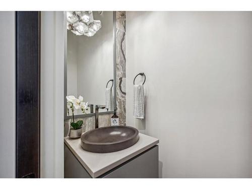 5848 Bow Crescent Nw, Calgary, AB - Indoor Photo Showing Bathroom