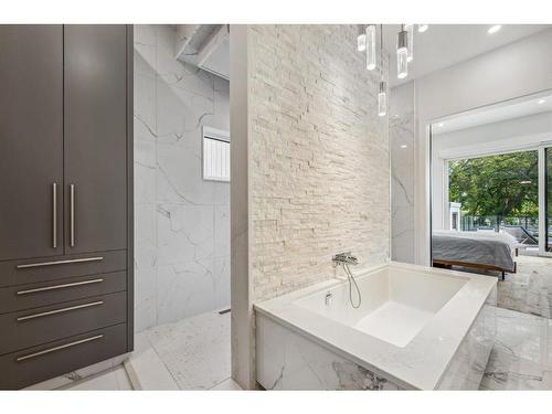 5848 Bow Crescent Nw, Calgary, AB - Indoor Photo Showing Bathroom