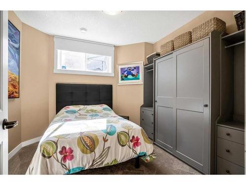 71 Sheep River Heights, Okotoks, AB - Indoor Photo Showing Bedroom