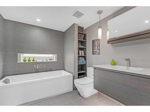 830-720 13 Avenue Sw, Calgary, AB - Indoor Photo Showing Bathroom