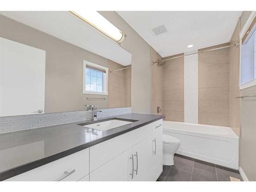 79 Evansfield Road Nw, Calgary, AB - Indoor Photo Showing Bathroom
