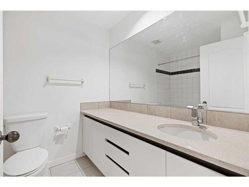2925 Signal Hill Heights Sw, Calgary, AB - Indoor Photo Showing Bathroom