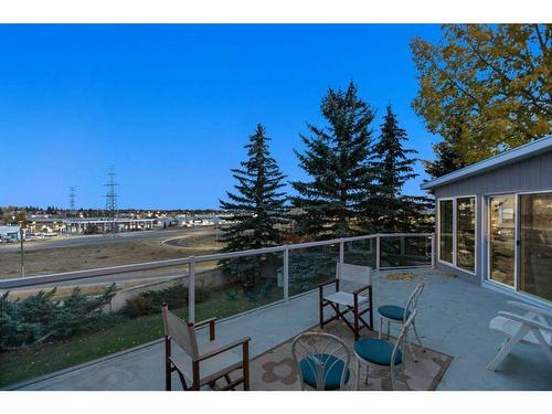 2925 Signal Hill Heights Sw, Calgary, AB - Outdoor