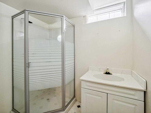7504 Elbow Drive Sw, Calgary, AB - Indoor Photo Showing Bathroom
