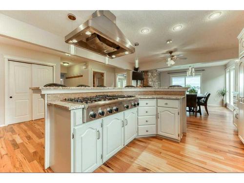 692 West Chestermere Drive, Chestermere, AB - Indoor Photo Showing Kitchen