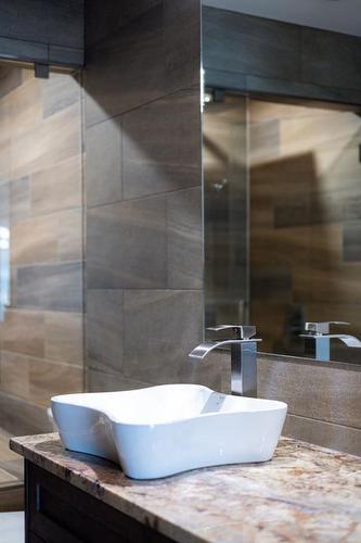 120 15 Street Nw, Calgary, AB - Indoor Photo Showing Bathroom