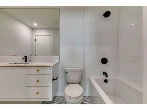 514-8445 Broadcast Avenue Sw, Calgary, AB - Indoor Photo Showing Bathroom