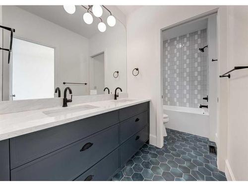 826 23 Avenue Se, Calgary, AB - Indoor Photo Showing Bathroom