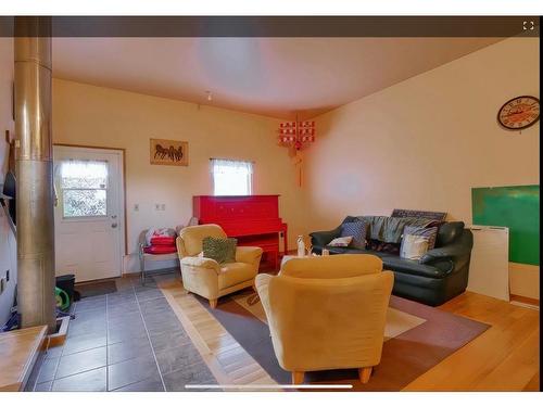 340010 Range Road 251, Wimborne, AB - Indoor Photo Showing Living Room