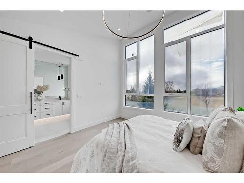 5020 22 Street Sw, Calgary, AB - Indoor Photo Showing Bedroom