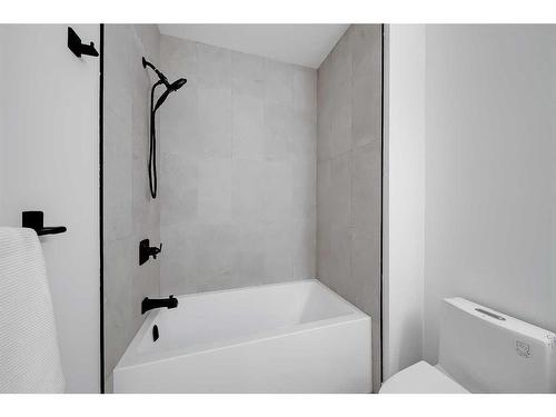 5020 22 Street Sw, Calgary, AB - Indoor Photo Showing Bathroom