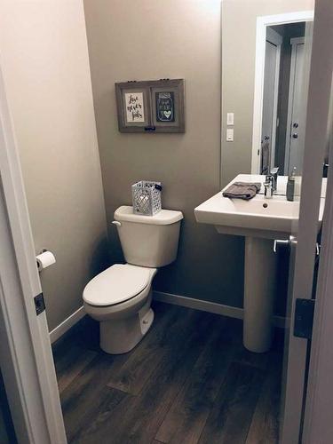 198 Masters Avenue Se, Calgary, AB - Indoor Photo Showing Bathroom