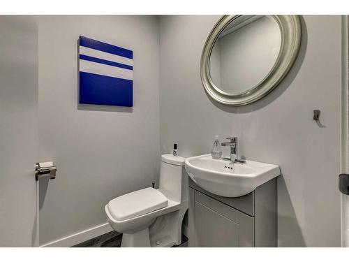 2816 14 Street Sw, Calgary, AB - Indoor Photo Showing Bathroom