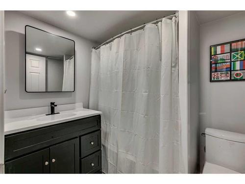 2816 14 Street Sw, Calgary, AB - Indoor Photo Showing Bathroom