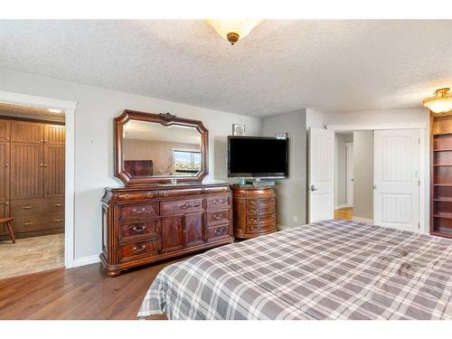 280014 Range Road 23, Rural Rocky View County, AB - Indoor Photo Showing Bedroom
