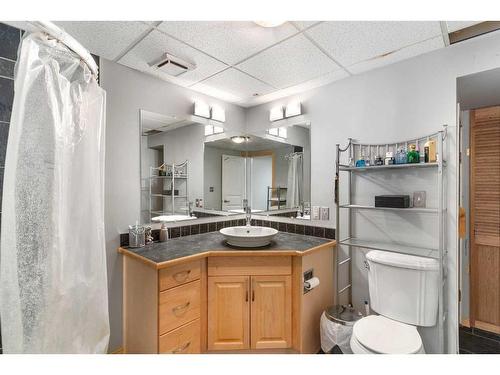 280014 Range Road 23, Rural Rocky View County, AB - Indoor Photo Showing Bathroom