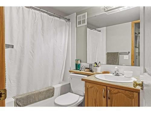 107-828 6Th Street, Canmore, AB - Indoor Photo Showing Bathroom