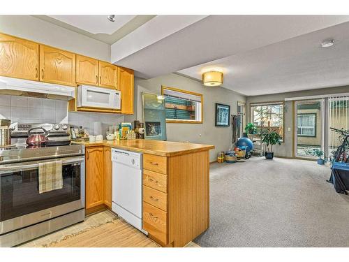 107-828 6Th Street, Canmore, AB - Indoor Photo Showing Kitchen