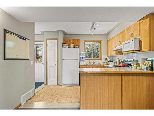 107-828 6Th Street, Canmore, AB - Indoor Photo Showing Kitchen