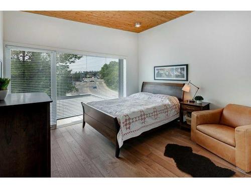 456 13 Street Nw, Calgary, AB - Indoor Photo Showing Bedroom