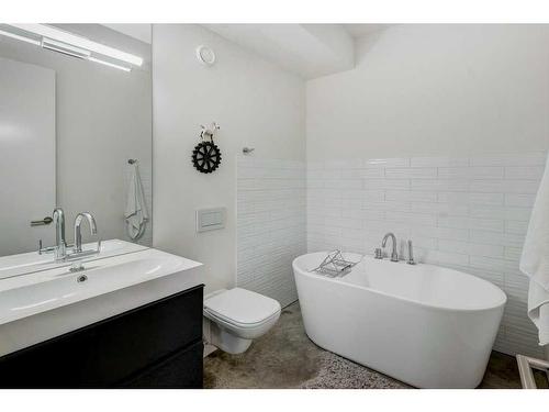 456 13 Street Nw, Calgary, AB - Indoor Photo Showing Bathroom