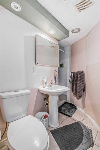 2614 15A Street Sw, Calgary, AB - Indoor Photo Showing Bathroom