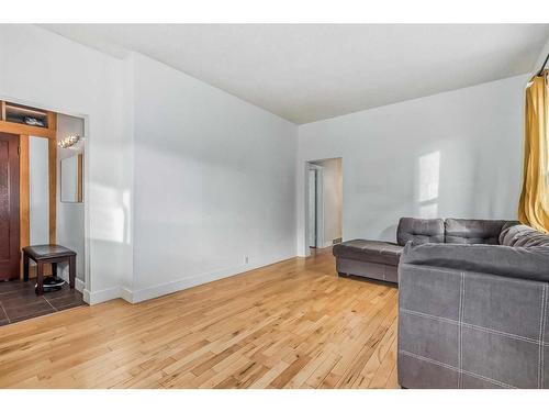 2614 15A Street Sw, Calgary, AB - Indoor Photo Showing Living Room