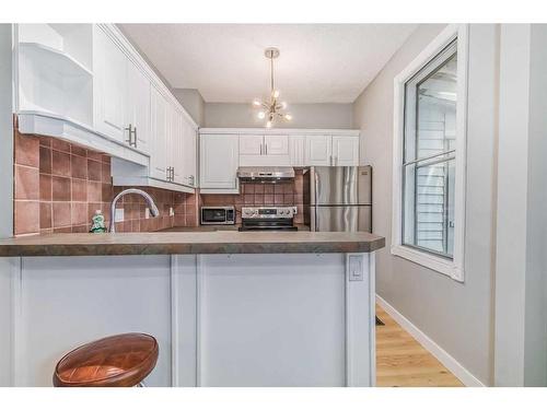 2614 15A Street Sw, Calgary, AB - Indoor Photo Showing Kitchen