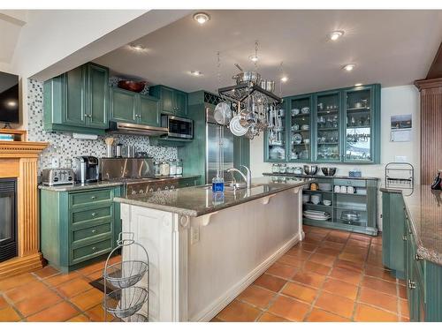 2322 Highway 3, Lundbreck, AB - Indoor Photo Showing Kitchen With Upgraded Kitchen