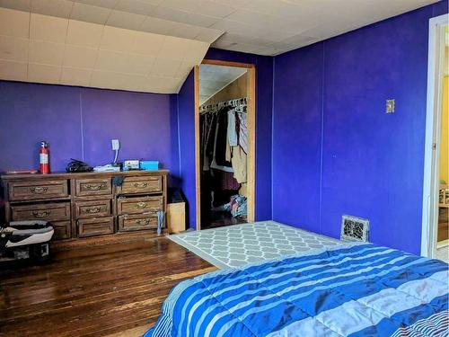 375 3 Avenue West, Drumheller, AB - Indoor Photo Showing Bedroom