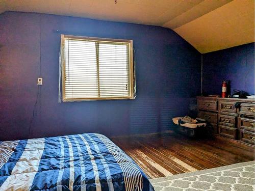 375 3 Avenue West, Drumheller, AB - Indoor Photo Showing Bedroom