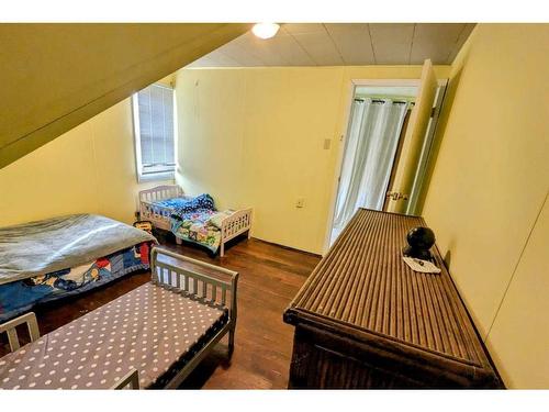 375 3 Avenue West, Drumheller, AB - Indoor Photo Showing Bedroom