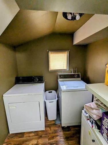 375 3 Avenue West, Drumheller, AB - Indoor Photo Showing Laundry Room
