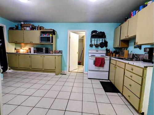 375 3 Avenue West, Drumheller, AB - Indoor Photo Showing Kitchen