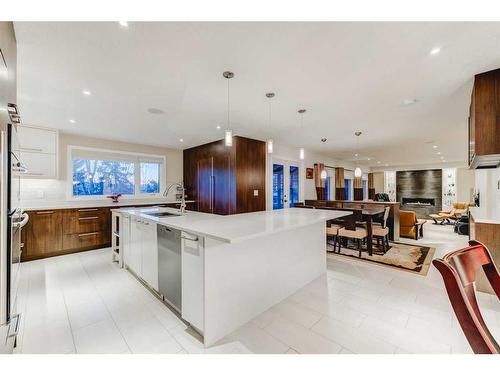 16 Silver Creek Place Nw, Calgary, AB - Indoor Photo Showing Kitchen With Upgraded Kitchen