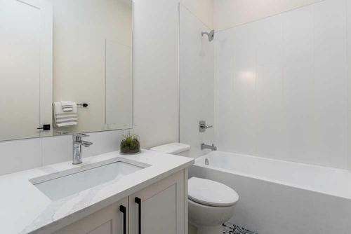 802 Mandalay Boulevard, Carstairs, AB - Indoor Photo Showing Bathroom