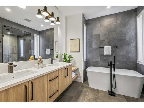 1608 18 Avenue Nw, Calgary, AB - Indoor Photo Showing Bathroom
