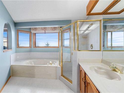 2856 Signal Hill Heights Sw, Calgary, AB - Indoor Photo Showing Bathroom