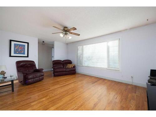 116 Rowan Street, Fort Mcmurray, AB - Indoor Photo Showing Living Room