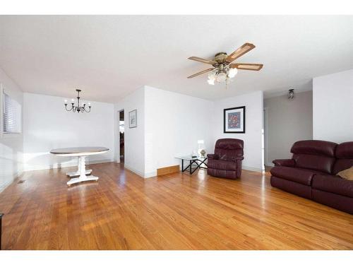 116 Rowan Street, Fort Mcmurray, AB - Indoor Photo Showing Living Room