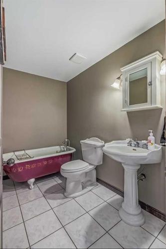 672 East Chestermere Drive, Chestermere, AB - Indoor Photo Showing Bathroom