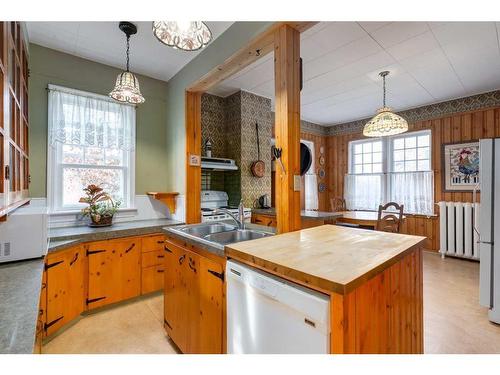 1221 17A Street Nw, Calgary, AB - Indoor Photo Showing Kitchen With Double Sink