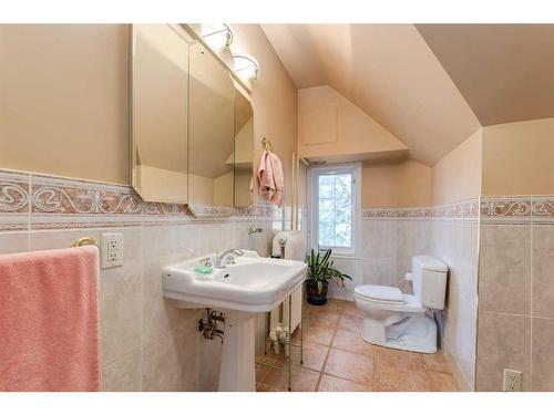 1221 17A Street Nw, Calgary, AB - Indoor Photo Showing Bathroom