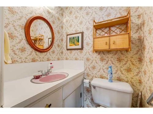 1221 17A Street Nw, Calgary, AB - Indoor Photo Showing Bathroom