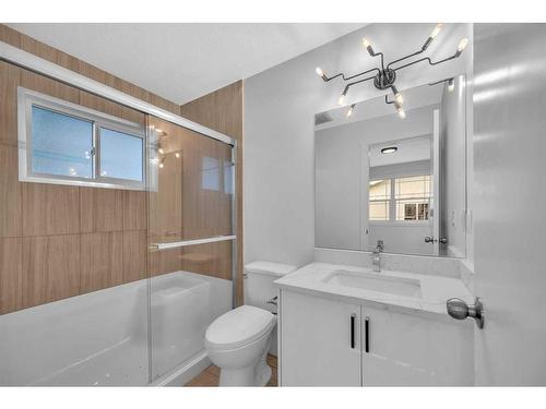 611 Penbrooke Road Se, Calgary, AB - Indoor Photo Showing Bathroom