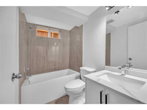 611 Penbrooke Road Se, Calgary, AB - Indoor Photo Showing Bathroom