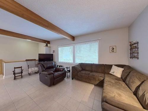 811 Millar Road Ne, Calgary, AB - Indoor Photo Showing Living Room